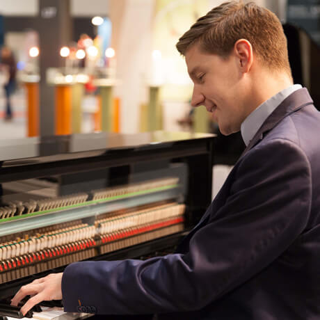 Pianist und Sänger Kilian